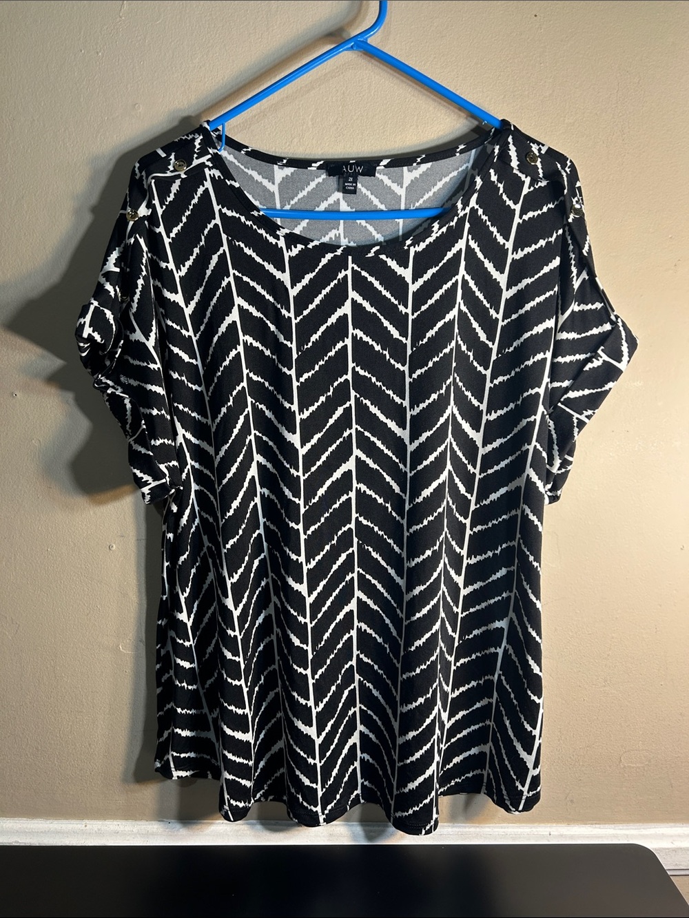 AUW Black & White Chevron Short Sleeve Tee with Button Detail Size 2X